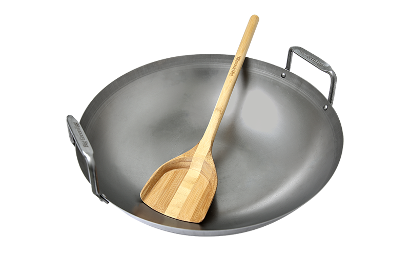 Big Green Egg Wok aus Kohlenstoffstahl mit Bambusspatel