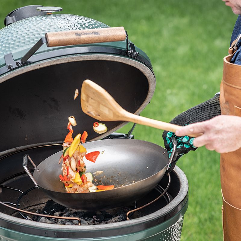 Big Green Egg Wok aus Kohlenstoffstahl mit Bambusspatel